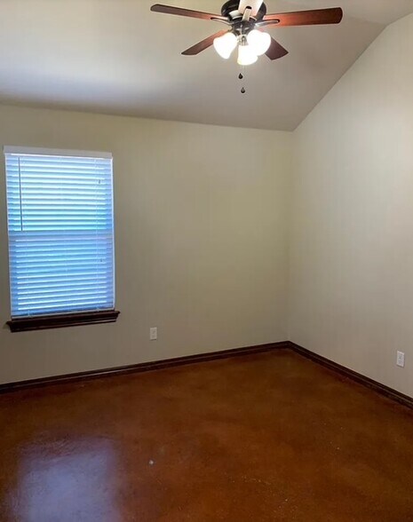 Building Photo - 925 Heather Ln
