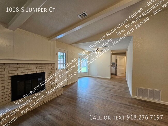 Building Photo - 1008 S Juniper Ct