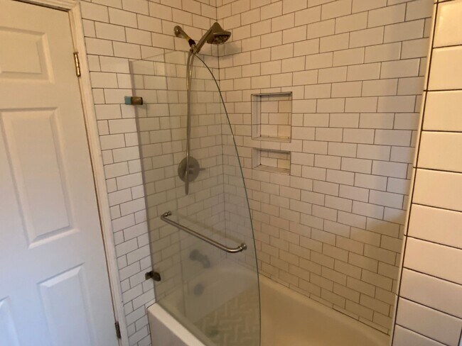 Building Photo - 2 Bed Home in North Chattanooga! Leasing S...