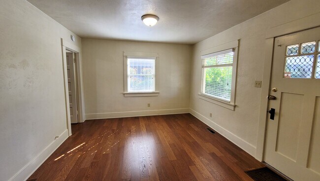 Building Photo - Coming Soon! 1 Bed 1 Bath Charming Craftsman Cottage