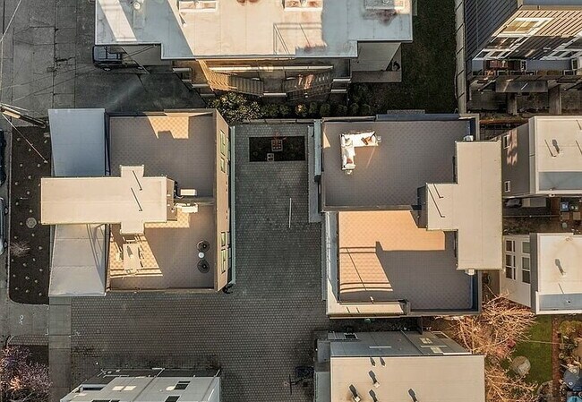 Building Photo - "Charming 3-Bedroom Gem in Seattle's Vibrant Heart - 1733 Sq. Ft. of Modern Comfort!"