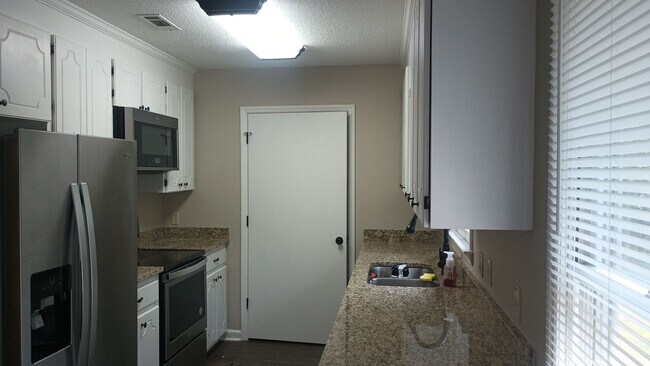 Building Photo - 409 Pascal Dr
