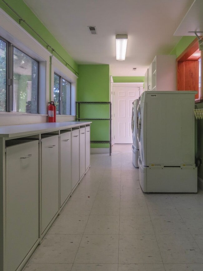 Building Photo - *** 4 Bedroom Sellwood Home ***