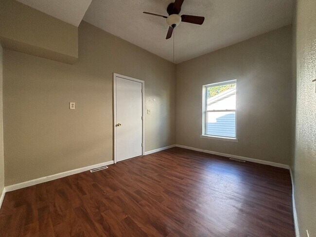 Building Photo - Spacious clean 5 bedroom 2 full bath home ...