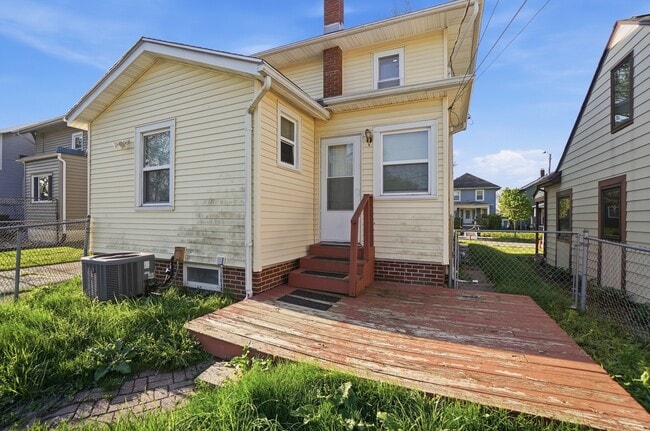 Building Photo - 1033 Forest Ave