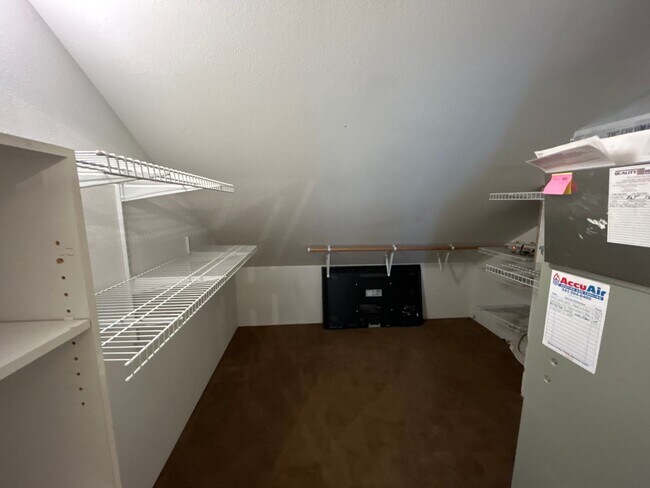 Building Photo - 2 Bedroom / 1.5 Bath Executive Apartment i...