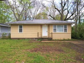 Building Photo - Fresh, Updated 3 bed, 1 bath Ranch ***PET FRIENDLY***