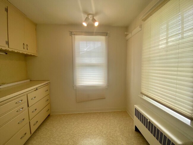 Building Photo - Amazing Cap Cod with 2 BR/ 1.5 BA and Bonu...