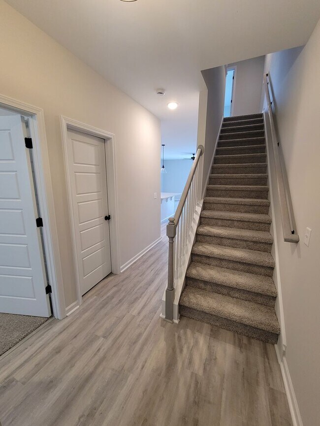 Building Photo - Modern townhome in beautiful Mallory Creek Subdivision