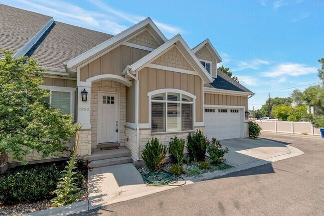 Building Photo - Upmarket Townhouse in Sought After Holladay City