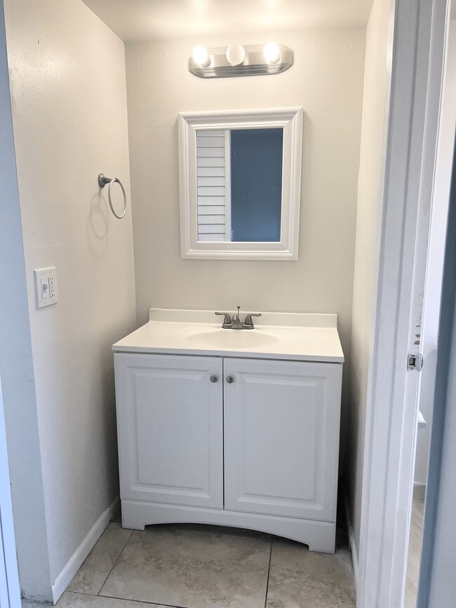 Building Photo - LARGE NEWLY RENOVATED 2 BEDROOM APARTMENTS + OFFICE