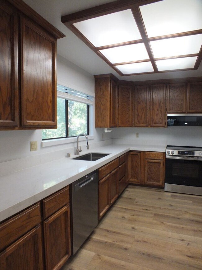 Building Photo - Cameron Park 2/2 1600 sf hidden gem!