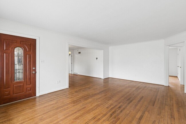 Building Photo - 1108 Larchmont Ln