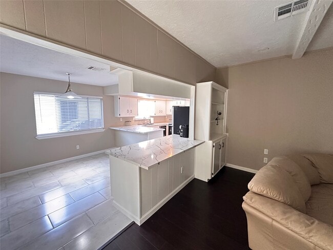 Building Photo - 10902 Bob White Dr