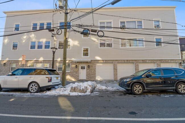 Building Photo - 5 Poplar St