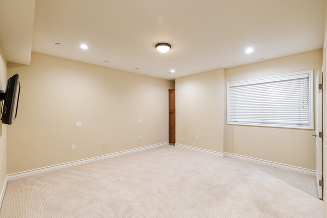 Building Photo - 2347 Fox Hills Dr