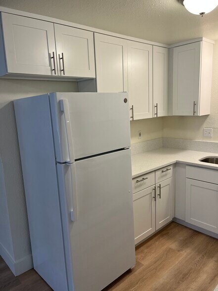 Building Photo - 415 SE Lacreole Dr