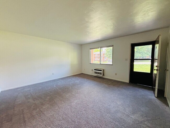 Building Photo - 2 Bedroom, 1 Bath Apartment
