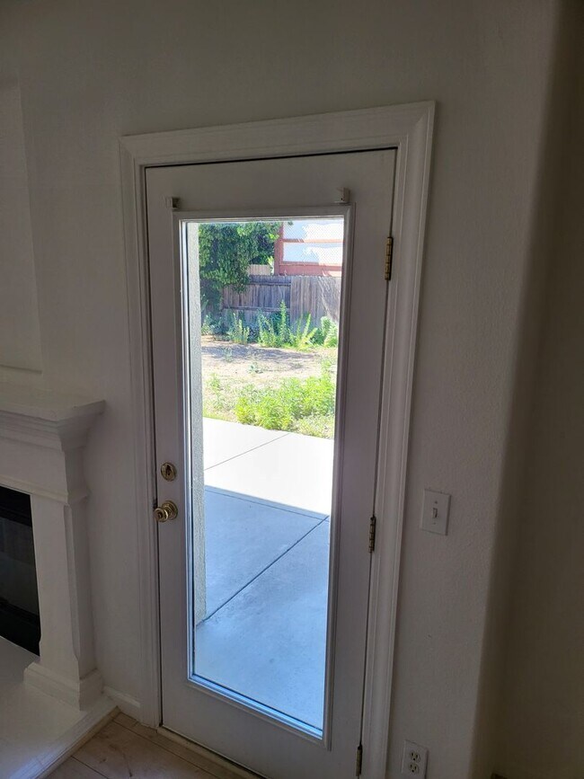 Building Photo - Three Bedroom and Three bathroom home and ...