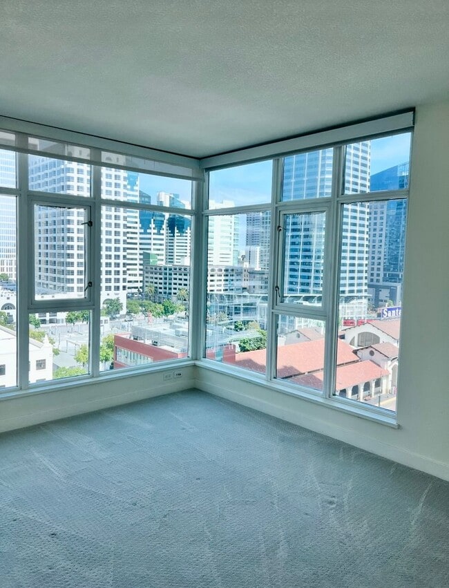Building Photo - Stunning 1 bedroom, 1.5 bath in The Grande...