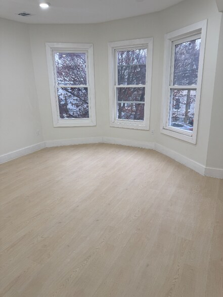 Building Photo - 466 Avon Ave