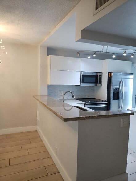 Building Photo - 1333 E Hallandale Beach Blvd