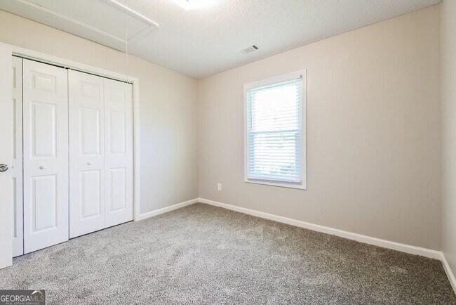 Building Photo - 761 Woodwind Dr