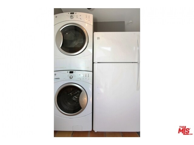 Washer dryer in kitchen - 1876 Ripple St