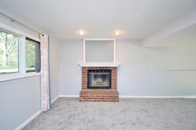 Building Photo - 647 Regent Rd