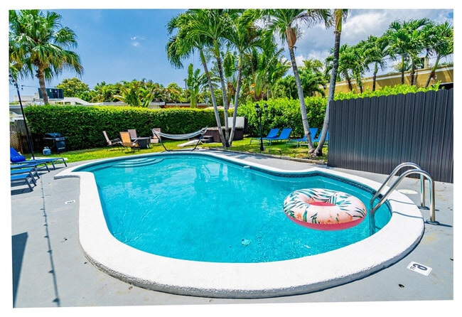 Building Photo - 425 NE 105th St