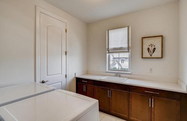 Building Photo - Executive & Modern 5BR/4BA Luxury Home. MO...