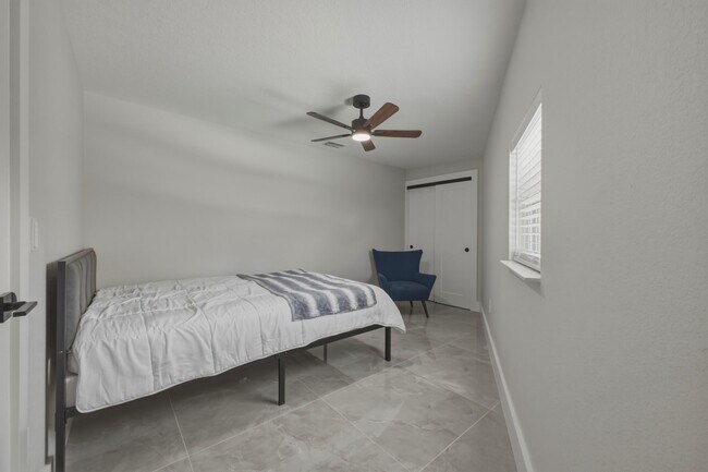 Building Photo - 632 Las Palmas Park