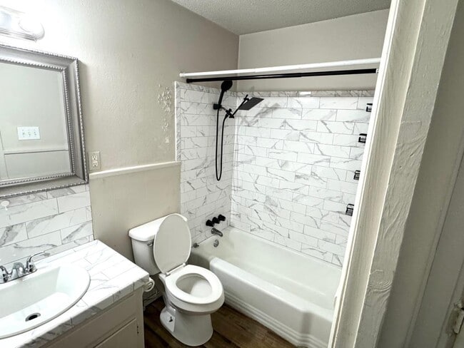 Building Photo - 5716 NW Glenn Ave