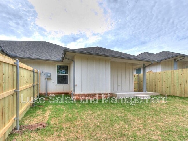 Building Photo - 3703 N Divis Ave