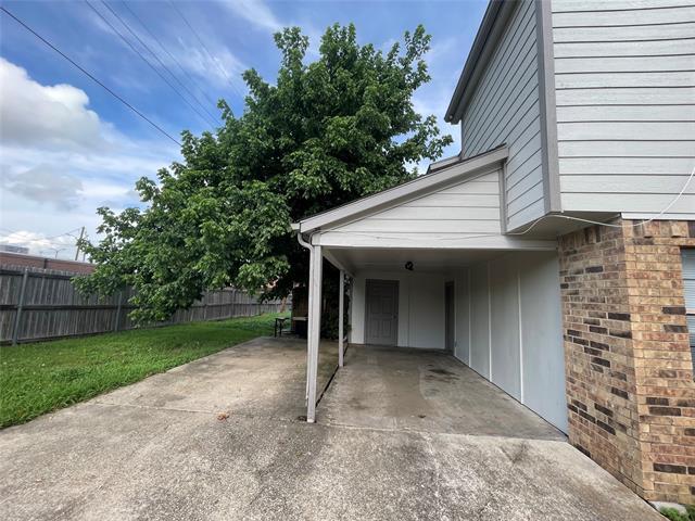 Building Photo - 2416 Lakeview Cir