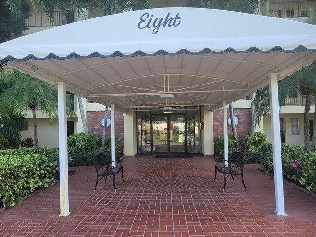Building Photo - 3050 N Palm Aire Dr