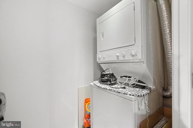 Building Photo - 616 E St NW