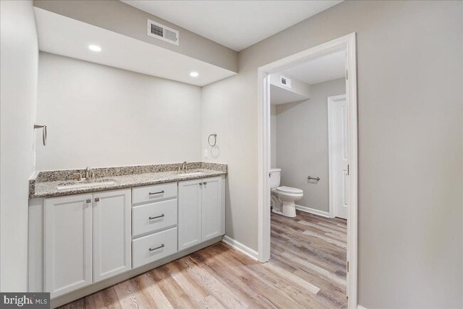 Building Photo - 552 Creek Rd