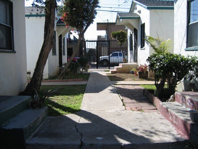 Building Photo - Summer Special $1000 REBATE! Charming stand alone cottage in gated community!