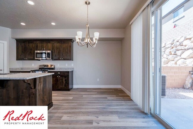 Building Photo - Spacious Townhome in Hurricane Heights