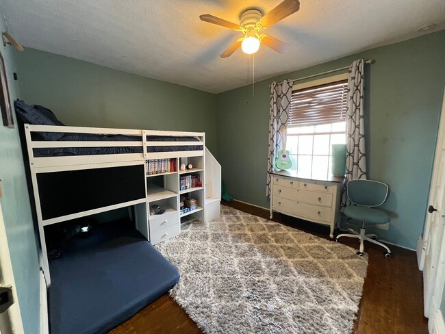 Building Photo - Charming 3 Bedroom with Lush Sunset Views ...