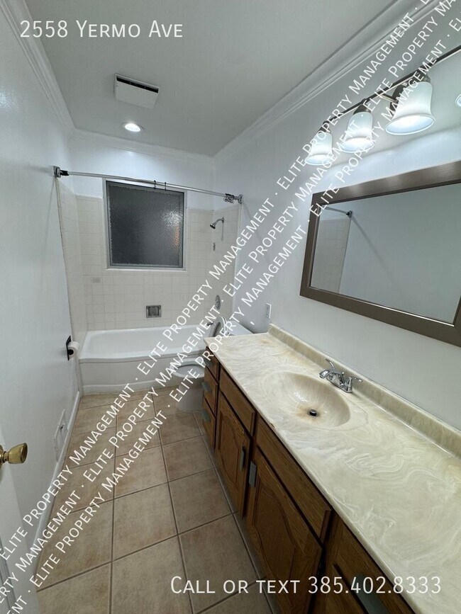 Building Photo - 2558 Yermo Ave