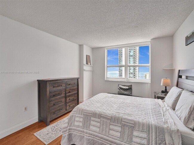 Building Photo - 1155 Brickell Bay Dr