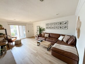 Building Photo - Beach Close 2 bed 1 bath Home Large Backyard