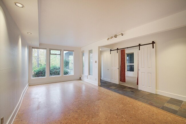 Building Photo - 1038 Lakeview Blvd E