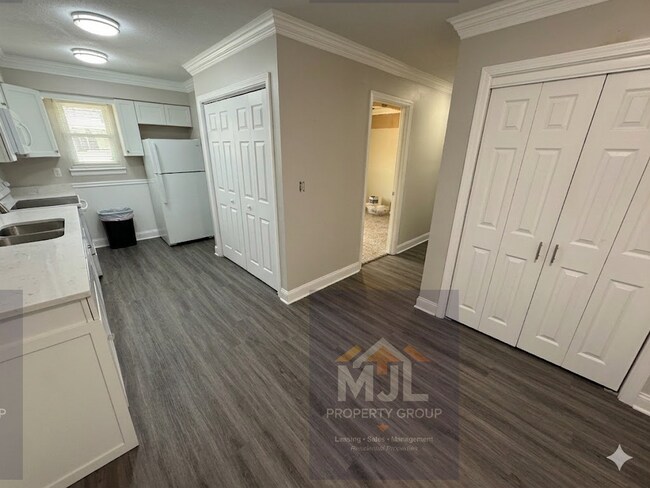 Building Photo - Renovated 2 Bedroom / 1 Bath Apartment W/ 1 Car Garage