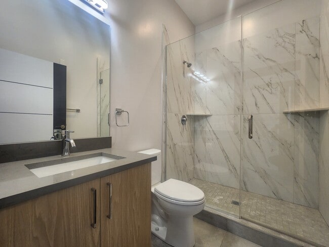 Building Photo - 2406 W Armitage Ave