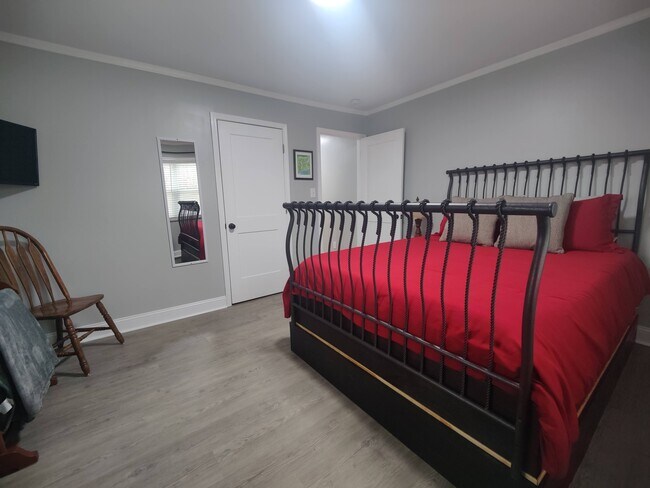 Building Photo - 220 E Hendron Chapel Rd