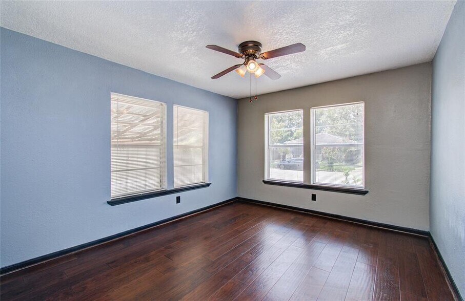 Building Photo - 5319 Bell St