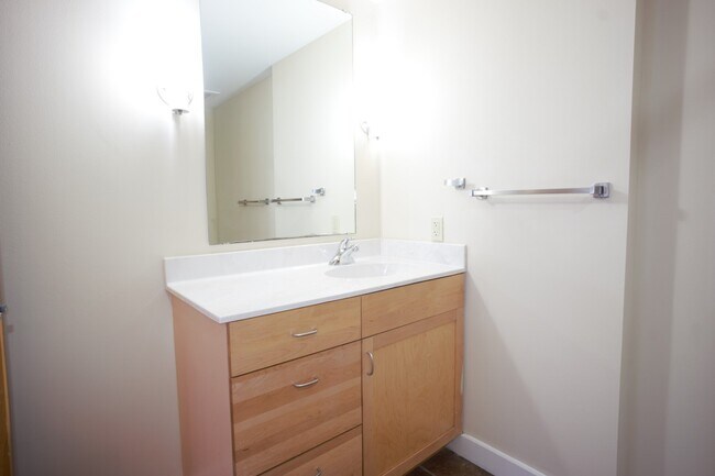 Building Photo - UT WEST CAMPUS - PRELEASE 8/15/2024 2 bed 2 bath